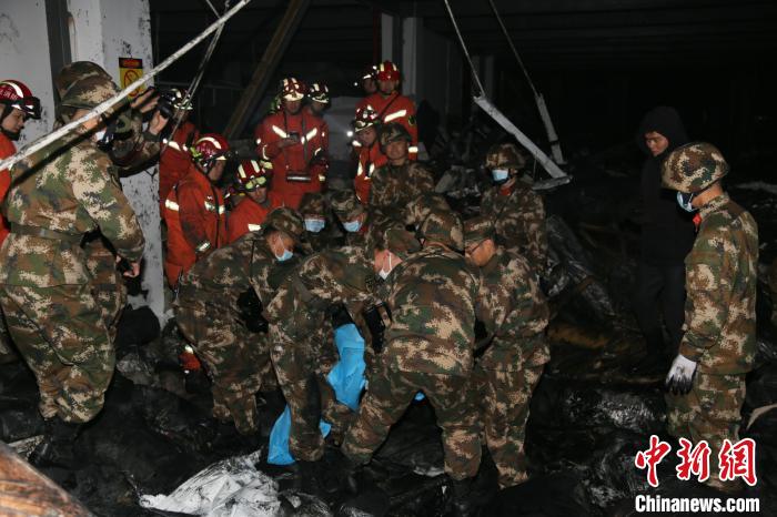 浙江海宁污水罐体倒塌 武警星夜驰援奋战救灾一线