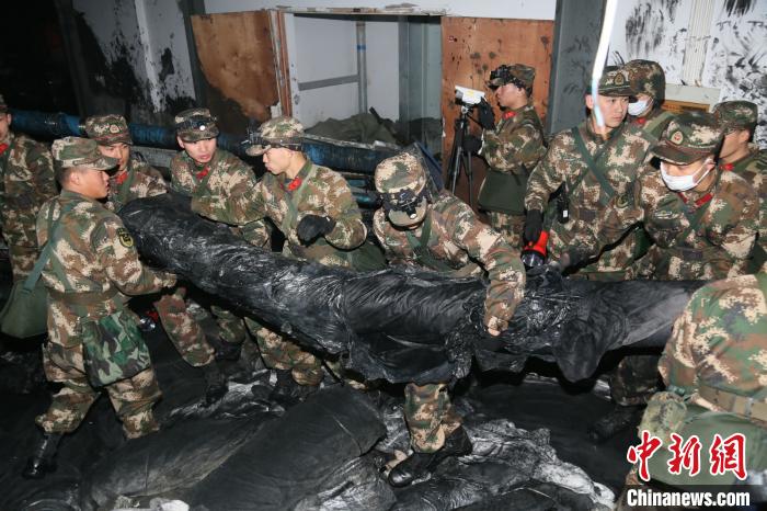 浙江海宁污水罐体倒塌 武警星夜驰援奋战救灾一线