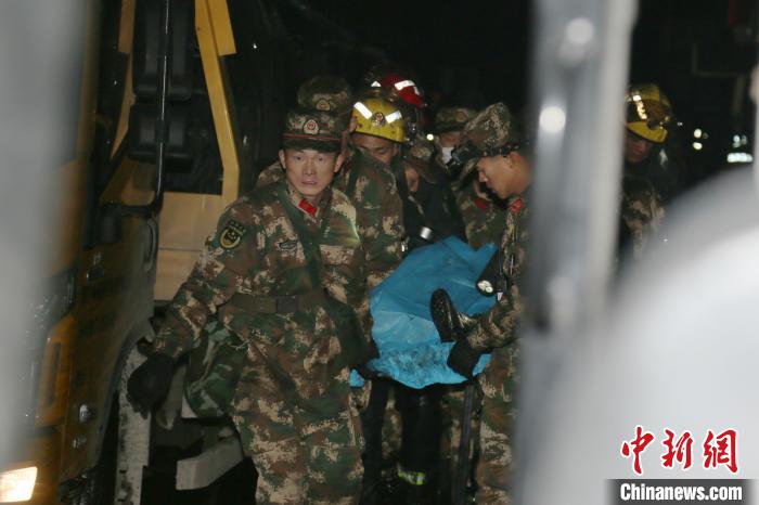 浙江海宁污水罐体倒塌 武警星夜驰援奋战救灾一线