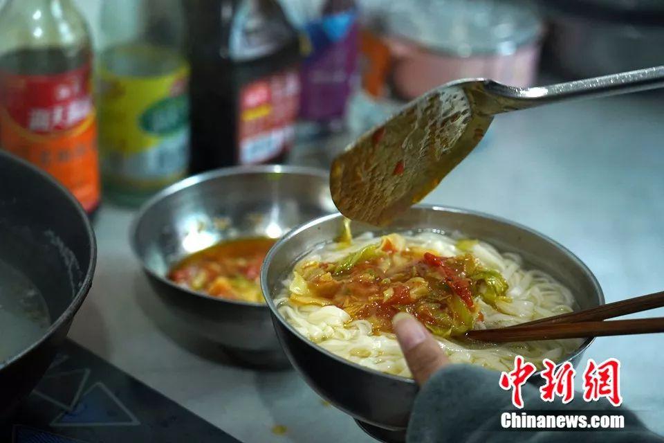 95後父亲连续两年吃咸菜，省下的钱去了哪？