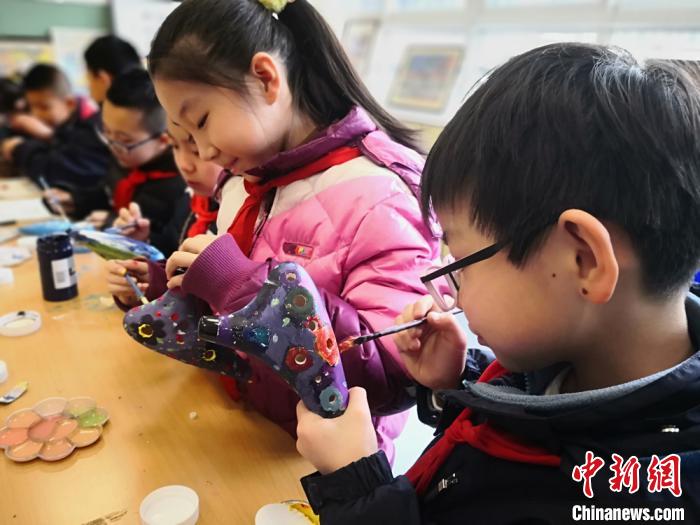 兰州小学生乐器绘本土元素 “家乡味”音乐激发学习兴趣