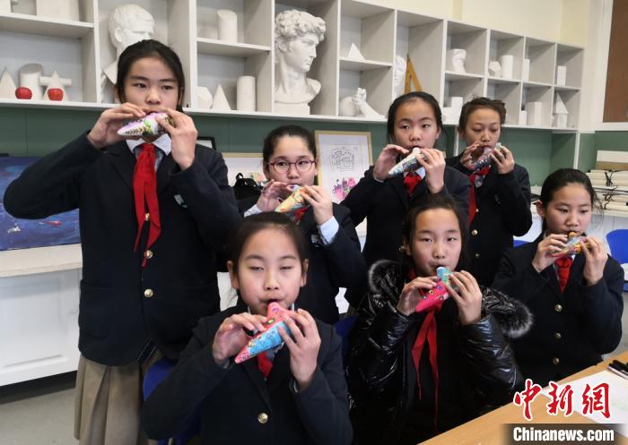 兰州小学生乐器绘本土元素 “家乡味”音乐激发学习兴趣