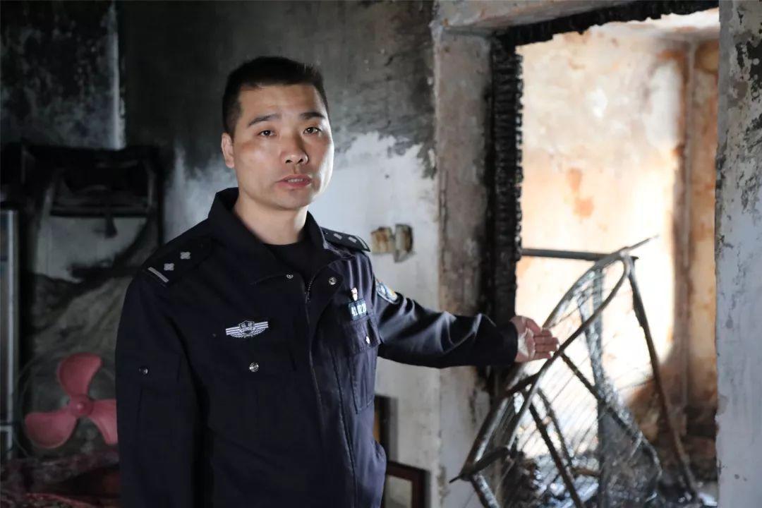 多次向火而行先後救出3名老人 这两个小帅哥刷屏了