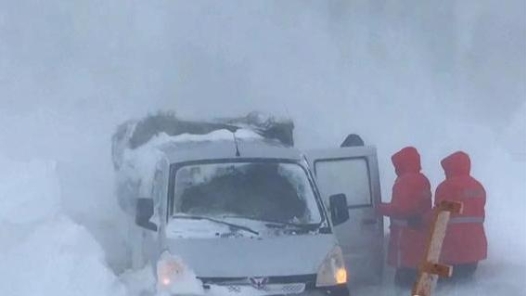 中国梦·大国工匠篇 | “风吹雪”中挽救生命！巴图散：保障旅客从玛依塔斯路段安全通过